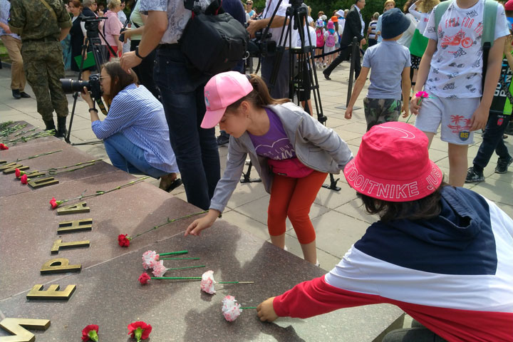 Дети из Абакана возложили к Вечному огню цветы в День памяти