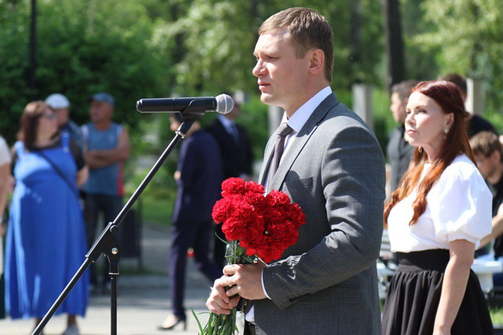Руководство Хакасии возложило цветы к Вечному огню в День памяти и скорби 