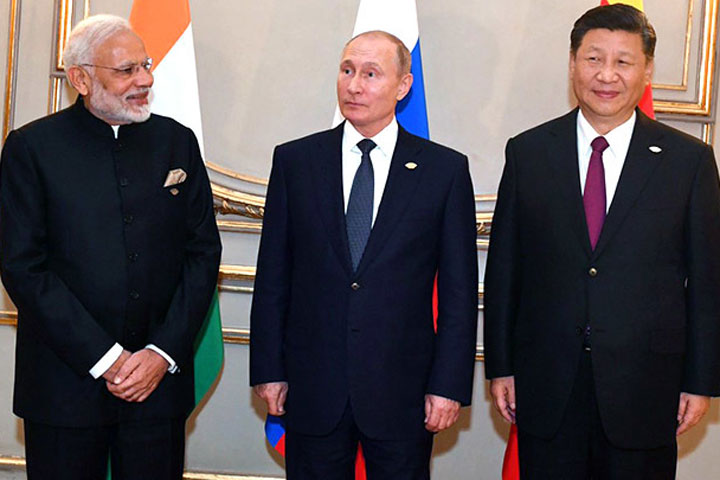 Россия попала в любовный треугольник. Индия и Китай хотят выбора