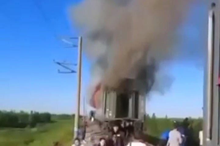 Вагон пассажирского поезда загорелся во время движения
