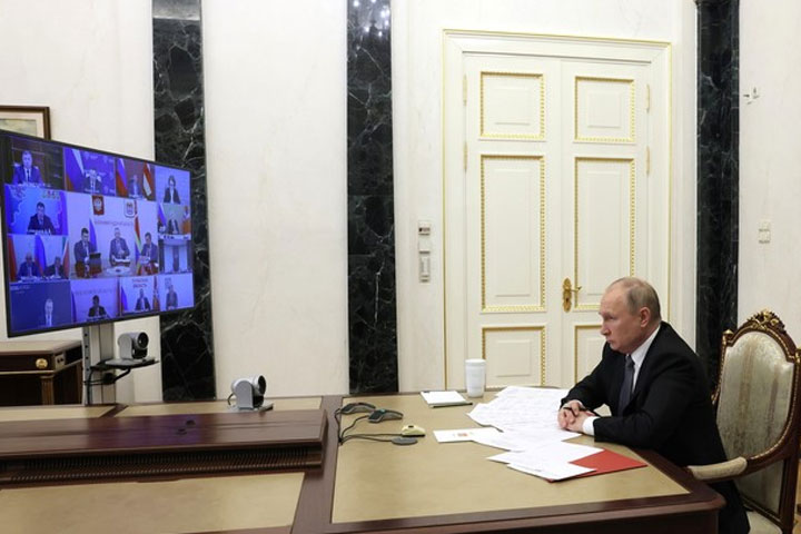 Тайный предмет на столе у Путина. Интриге позавидует даже Киев