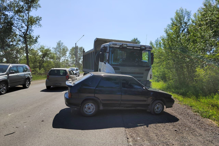На трассе Абакан - Ак-Доворак столкнулись ВАЗ и Scania, пострадали двое детей 