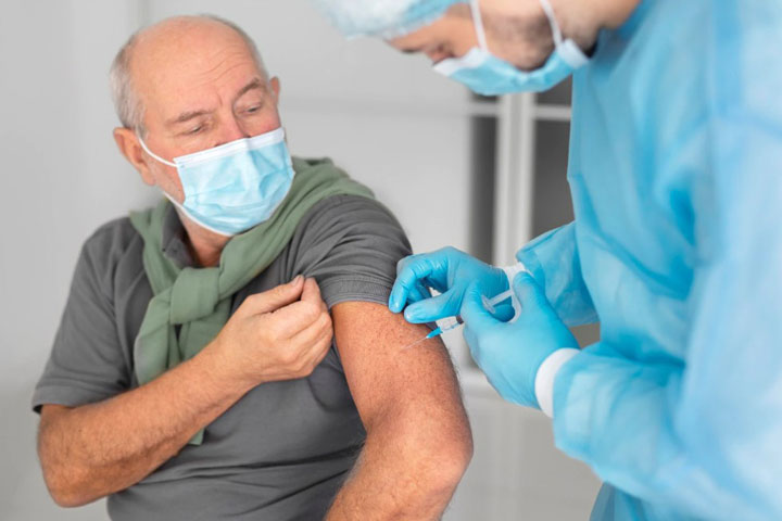 В Хакасии еще не все пенсионеры получили выплаты за прививку от коронавируса