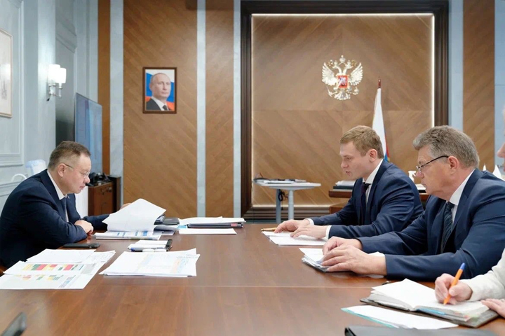 Глава Хакасии в Москве и просит у Минстроя России денег 