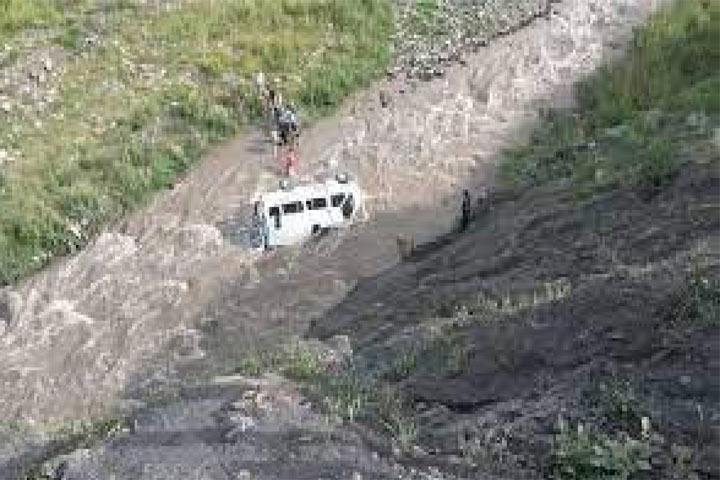 Автомобиль с туристами рухнул в ущелье: много пострадавших