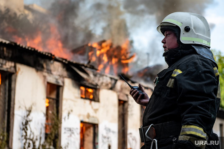 В Белгороде загорелся дом после серии взрывов. Есть пострадавшие