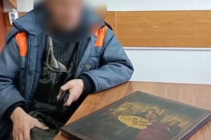 Полицейские нашли украденную старинную икону XIX века «Святая Троица»