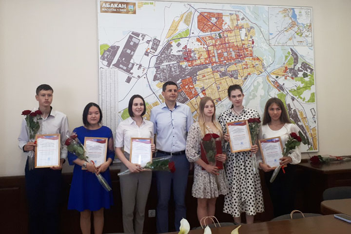 Школьники столицы Хакасии получили награду из рук мэра