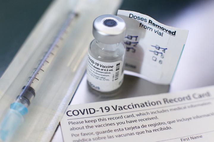 Жителям Хакасии пояснили, кому нельзя делать прививку от COVID-19