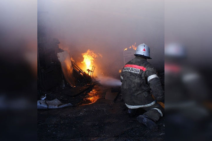 В Черногорске два грузовика загорелись из-за сигареты
