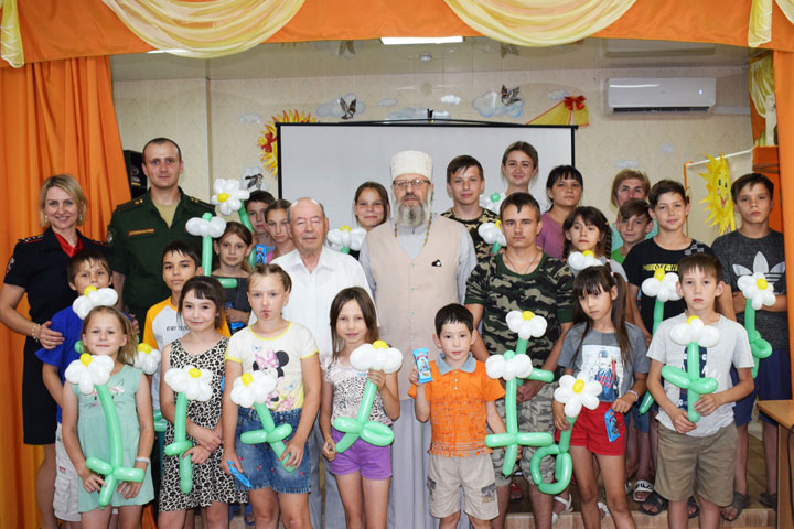 В Хакасии полицейские и волонтеры поздравили воспитанников центра для несовершеннолетних
