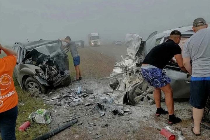 Водители Subaru и Mitsubishi погибли после лобового столкновения на трассе