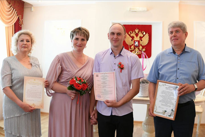 В День семьи, любви и верности в Хакасии прошли торжественные регистрации брака