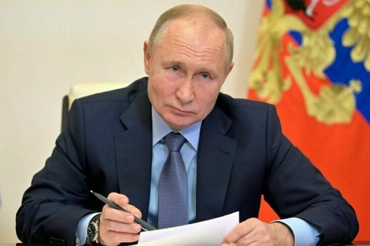 Путин разрешил давать гражданство РФ всем жителям Украины