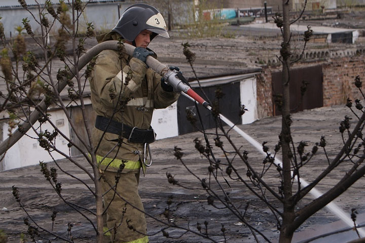 В Саяногорске замыкание проводки привело к пожару