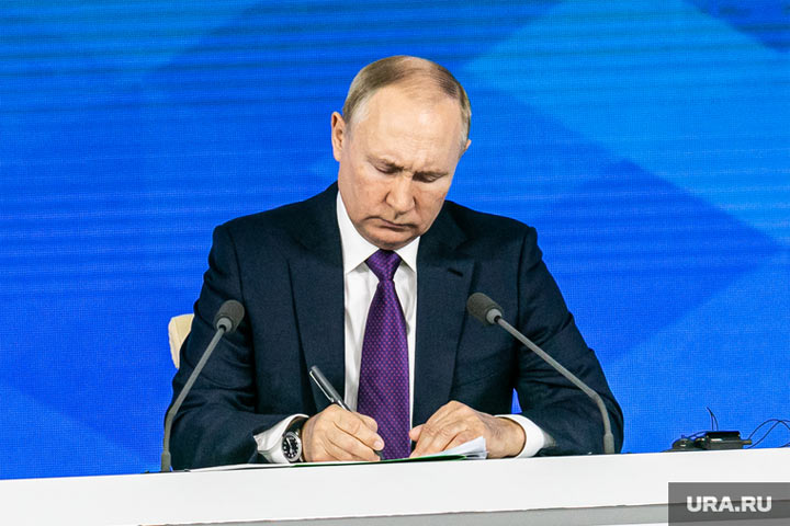 Путин ввел уголовное наказание за переход на сторону противника
