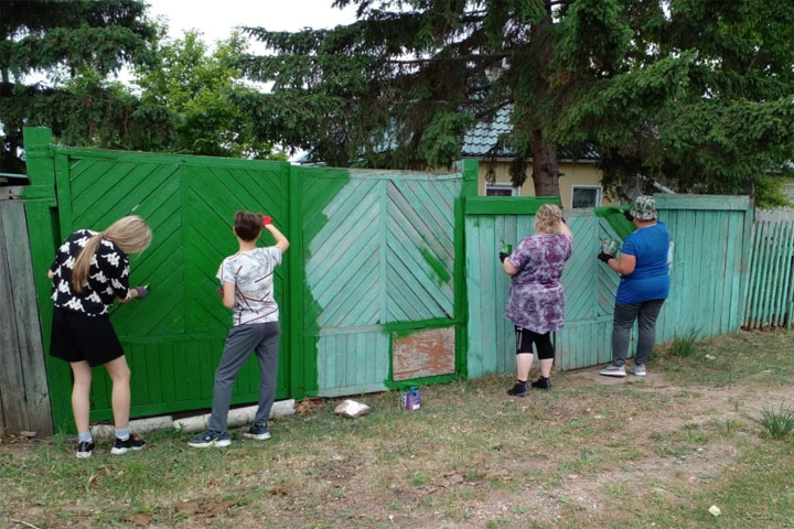 Молодежь в Усть-Абаканском районе помогает старикам наводить порядок