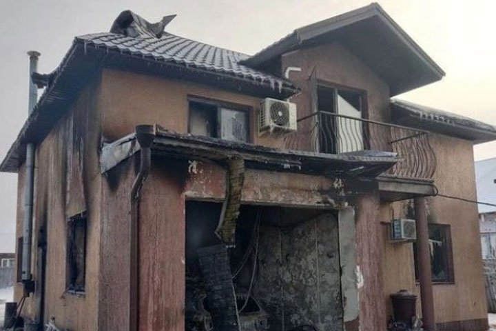 На пожаре в Калинино погибла семья известного в Хакасии врача 