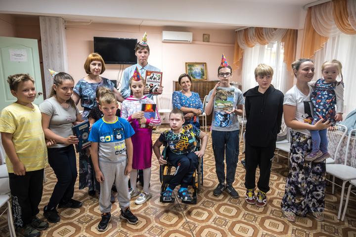В саяногорском «Милосердии» дарили радость детям в День летнего именинника 