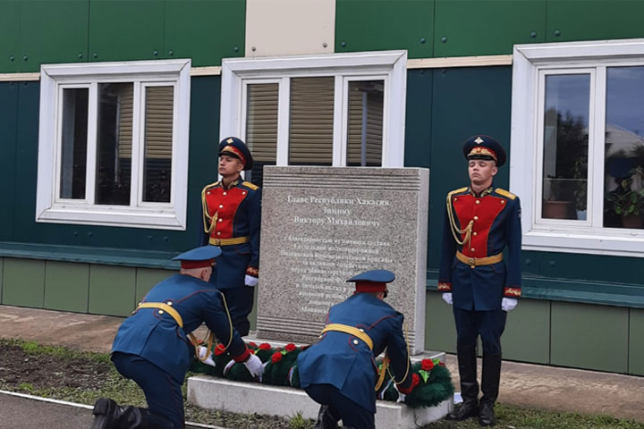 Военные в Хакасии открыли мемориал памяти Виктора Зимина