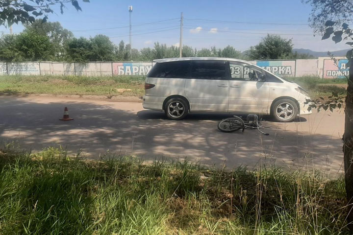 В Хакасии пожилой автомобилист не дал велосипедистке переехать дорогу