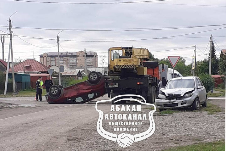 В результате ДТП в Абакане автомобиль оказался вверх колесами