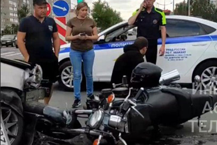 В столице Хакасии мотоцикл столкнулся с легковушкой