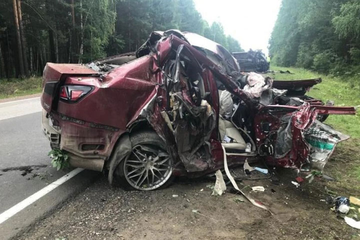 Водитель  «Лексуса» устроил смертельное ДТП с грузовиком на трассе