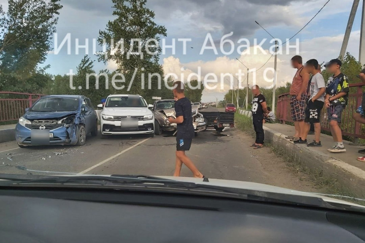 На ташебинском мосту столкнулись три автомобиля 