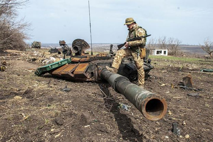 Поле «незалежной» брани.  Кадровые украинские офицеры и даже водители танков перебиты