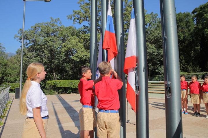 Право поднятия флага в школе будет предоставляться лучшим ученикам