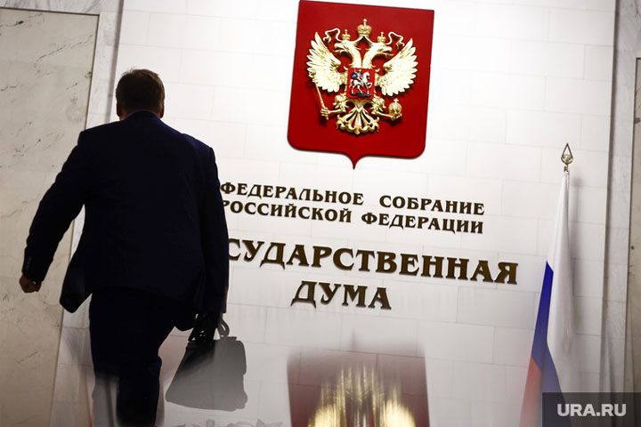 Российским чиновникам предложили запретить иметь дома за границей