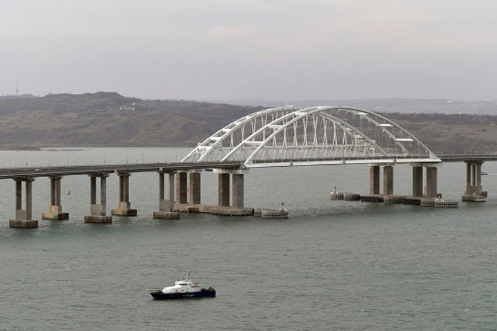 Житель Хакасии пересек Крымский мост на электровелосипеде