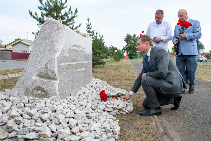 В Черногорске открылся памятник медикам, погибшим в борьбе с коронавирусом 