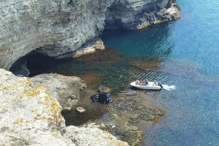 В Крыму автомобиль с туристами упал с обрыва в море