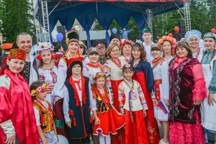 Представителей разных народов пригласили узнать, кто среди них лучше говорит по-хакасски