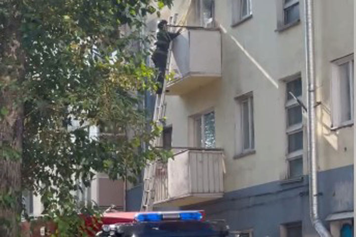 Утро начинается не с кофе: в столице Хакасии потушили балкон