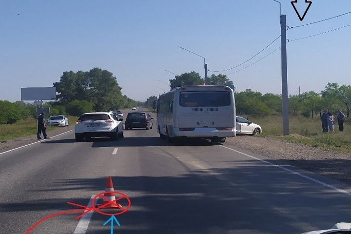 На трассе Абакан - Саяногорск водитель иномарки, пойдя на обгон, зацепил автобус