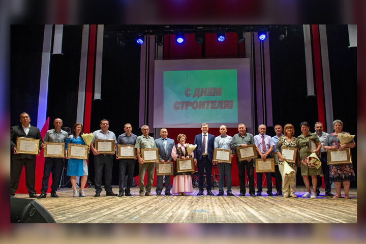 За профессионализм и ответственность - глава Хакасии наградил строителей