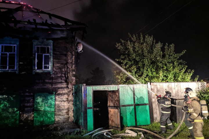 В Абазе у частного дома сгорела стена 