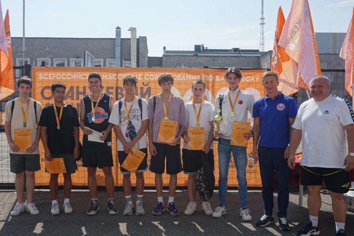 В Хакасии прошли всероссийские массовые соревнования по уличному баскетболу 