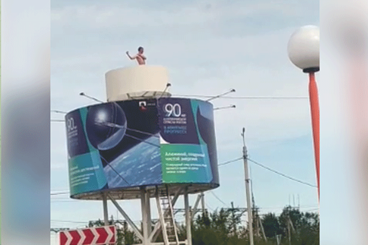 В Саяногорске спасатели сняли мужчину с рекламного щита