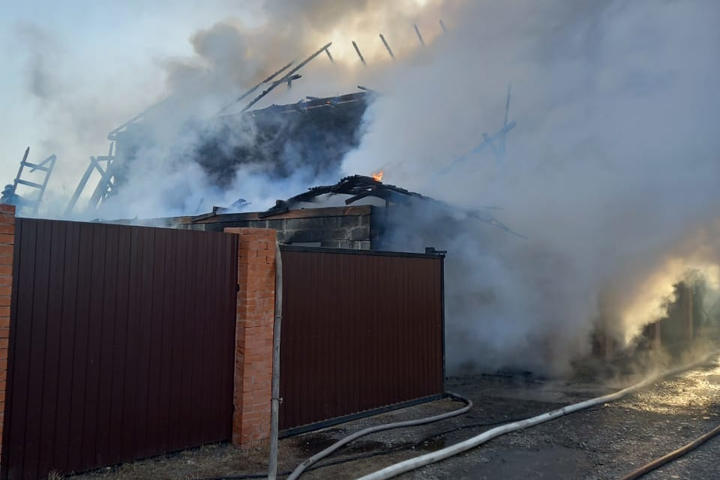 В Июсе пожарные-добровольцы тушили баню и гараж 