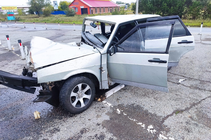 На трассе Абакан - Саяногорск пьяный водитель вылетел на встречку и устроил ДТП