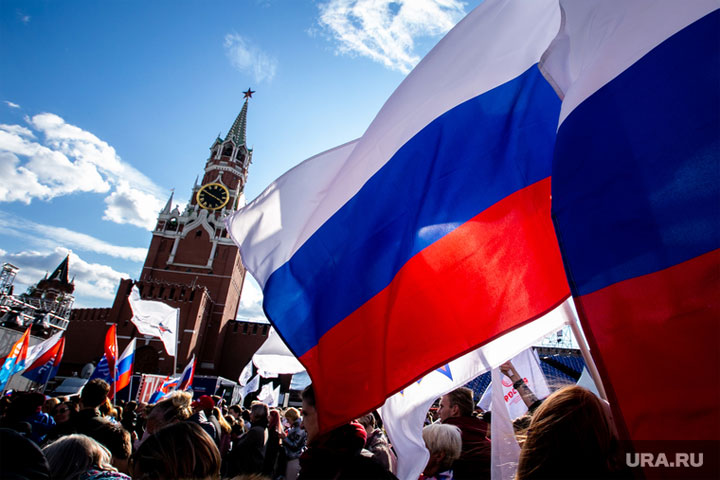 Историк объяснил решение сделать флаг РФ бело-сине-красным