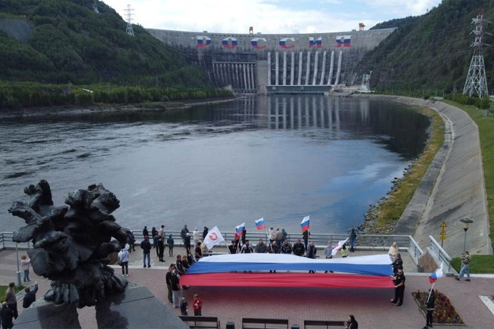 На Саяно-Шушенской ГЭС развернули российский флаг