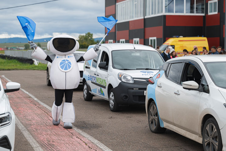 Электромобили vs бензиновые авто - «Россети Сибирь» устроили гонки на Красном кольце