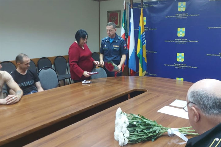 Семье погибшего на Украине саяногорца вручили орден Мужества