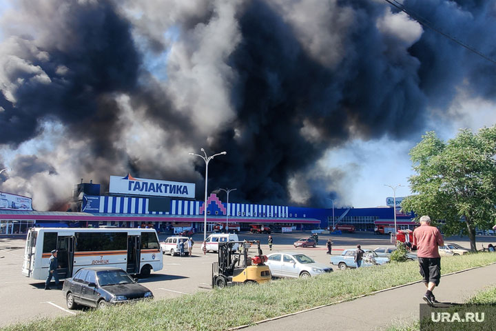 В Донецке горит крупный торговый центр. Видео