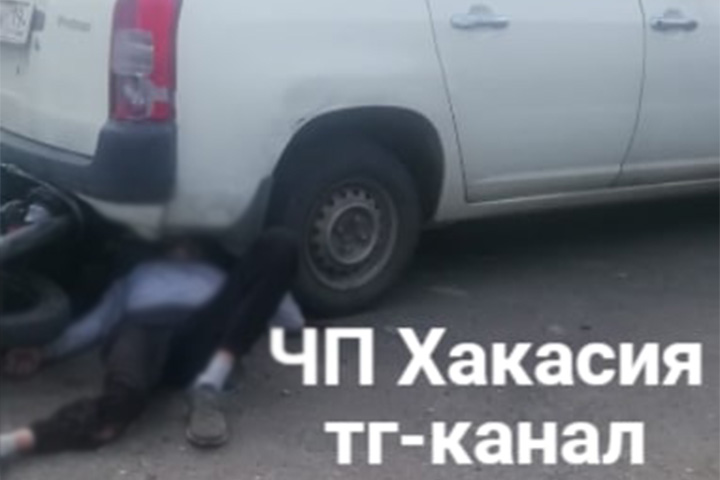 В Хакасии подросток слетел с мопеда под колеса автомобиля